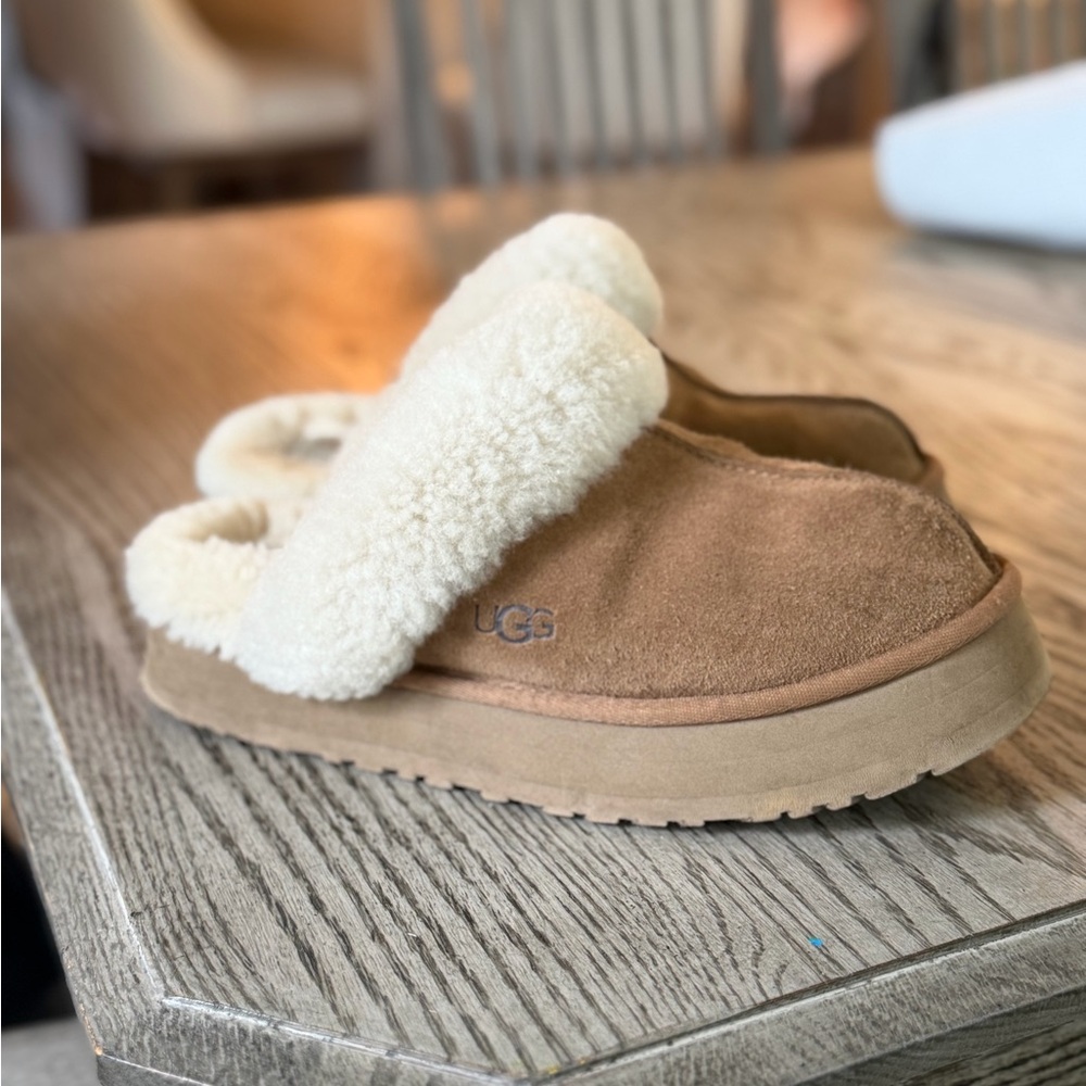 UGG women’s disquette platform slipper size 9